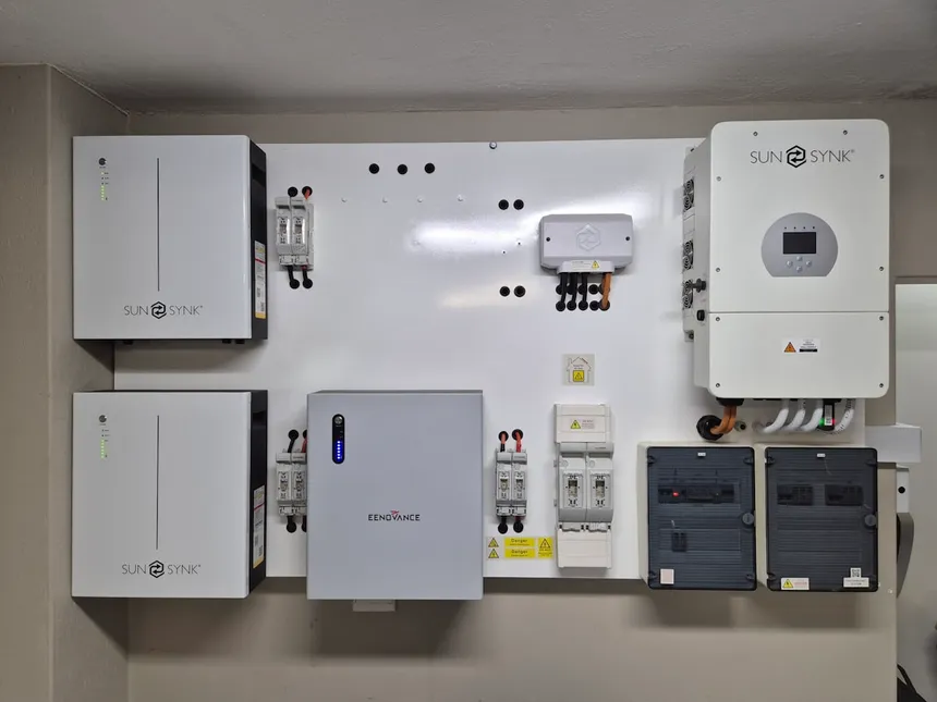 住宅の壁面に設置された家庭用蓄電池