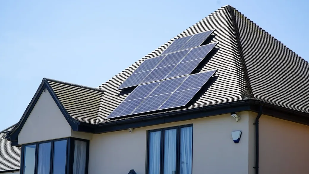 栃木県の戸建て住宅の屋根に設置された太陽光パネルのクローズアップ