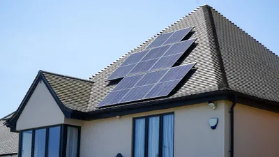 戸建て住宅の屋根に設置された太陽光パネル